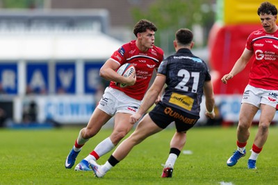 090526 - Ospreys v Scarlets - United Rugby Championship - Eddie James of Scarlets looks for a gap