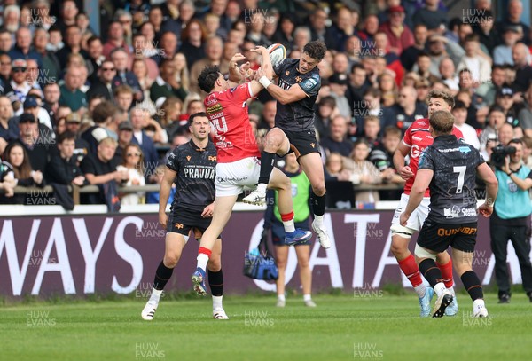 090526 - Ospreys v Scarlets - United Rugby Championship - Tom Rogers of Scarlets and Jack Walsh of Ospreys go up for the ball