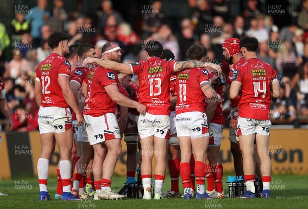 090526 - Ospreys v Scarlets - United Rugby Championship - Scarlets team huddle under the posts