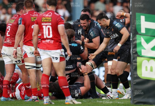 090526 - Ospreys v Scarlets - United Rugby Championship - Jac Morgan of Ospreys celebrates scoring a try with team mates