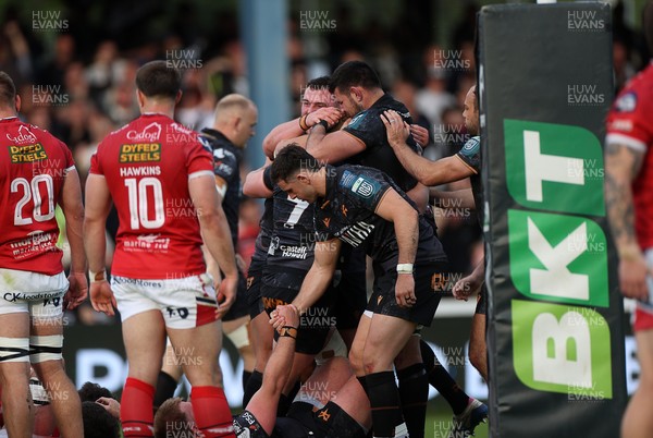 090526 - Ospreys v Scarlets - United Rugby Championship - Jac Morgan of Ospreys celebrates scoring a try with team mates
