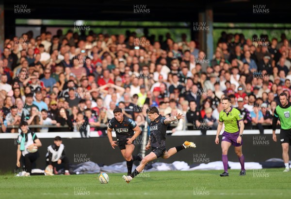 090526 - Ospreys v Scarlets - United Rugby Championship - Dan Edwards of Ospreys kicks a penalty
