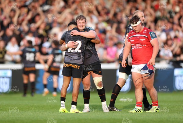 090526 - Ospreys v Scarlets - United Rugby Championship - Keelan Giles and Jac Morgan of Ospreys at full time