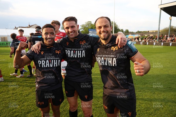 090526 - Ospreys v Scarlets - United Rugby Championship - Keelan Giles, Owen Watkin and Evardi Boshoff of Ospreys at full time