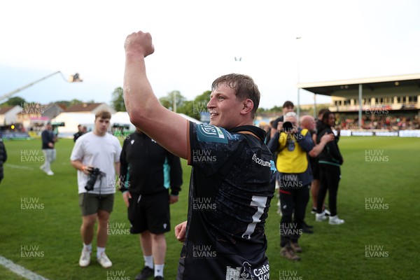 090526 - Ospreys v Scarlets - United Rugby Championship - Jac Morgan of Ospreys thanks the fans at full time