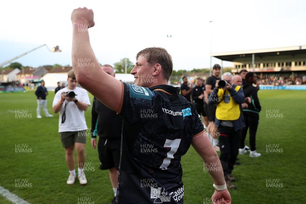 090526 - Ospreys v Scarlets - United Rugby Championship - Jac Morgan of Ospreys thanks the fans at full time
