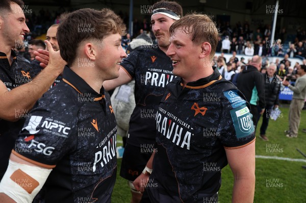 090526 - Ospreys v Scarlets - United Rugby Championship - Jac Morgan and Dan Edwards of Ospreys at full time