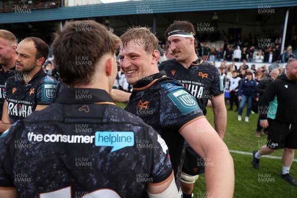 090526 - Ospreys v Scarlets - United Rugby Championship - Jac Morgan and Dan Edwards of Ospreys at full time