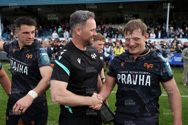 090526 - Ospreys v Scarlets - United Rugby Championship - Ospreys Head Coach Mark Jones and Jac Morgan at full time