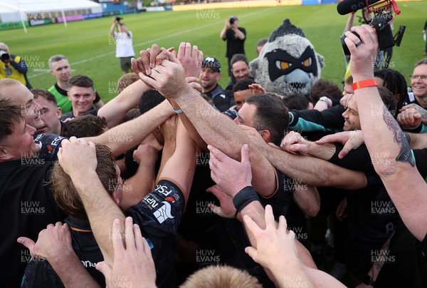 090526 - Ospreys v Scarlets - United Rugby Championship - Ospreys team huddle