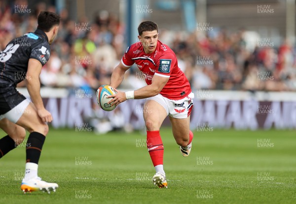 090526 - Ospreys v Scarlets - United Rugby Championship - Joe Hawkins of Scarlets 