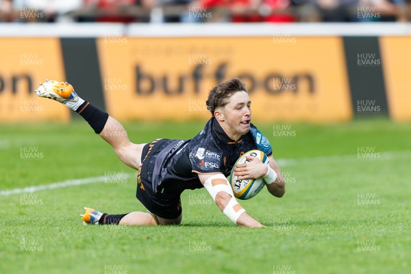 090526 - Ospreys v Scarlets - United Rugby Championship - Dan Edwards of Ospreys goes over for a try