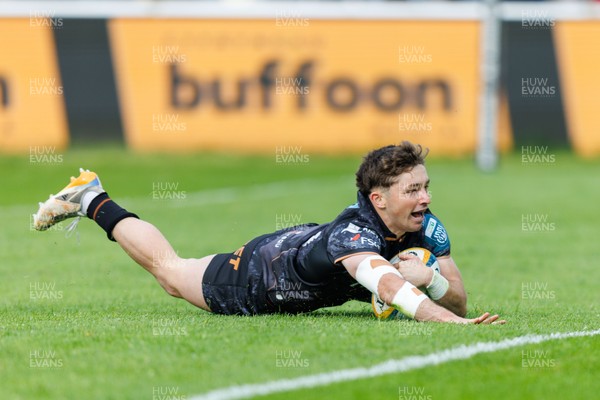 090526 - Ospreys v Scarlets - United Rugby Championship - Dan Edwards of Ospreys goes over for a try