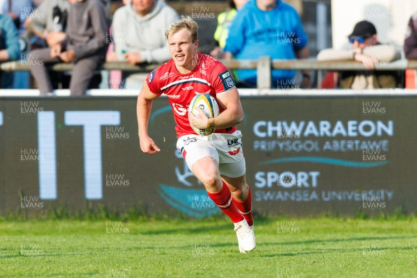 090526 - Ospreys v Scarlets - United Rugby Championship - Blair Murray of Scarlets runs in to score a try