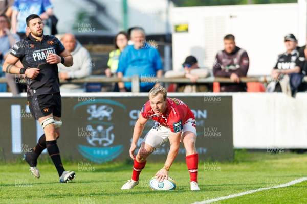 090526 - Ospreys v Scarlets - United Rugby Championship - Blair Murray of Scarlets scores a try