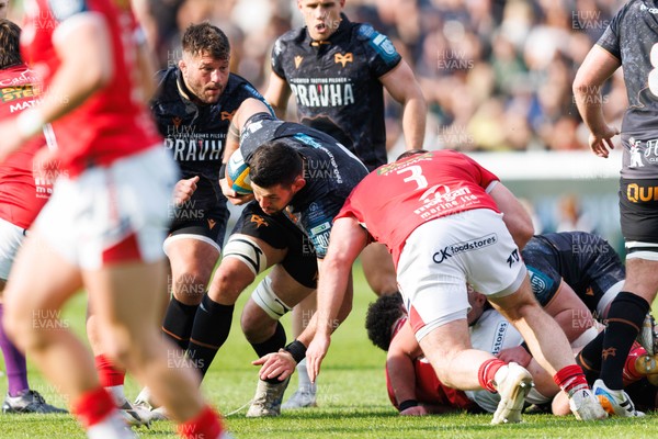 090526 - Ospreys v Scarlets - United Rugby Championship - Rhys Davies of Ospreys on the charge