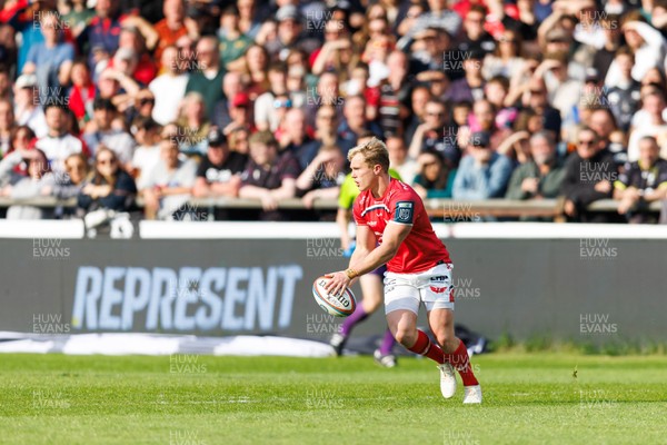 090526 - Ospreys v Scarlets - United Rugby Championship - Blair Murray of Scarlets covers back