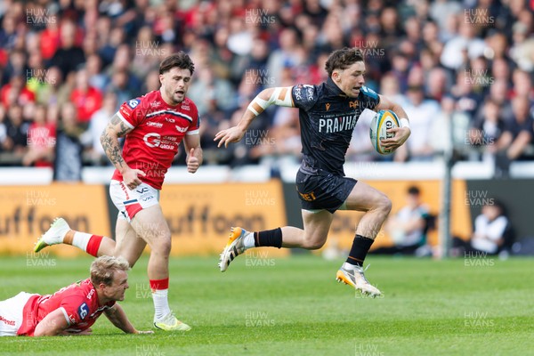 090526 - Ospreys v Scarlets - United Rugby Championship - Dan Edwards of Ospreys bursts clear win the way to scoring his first try of the match