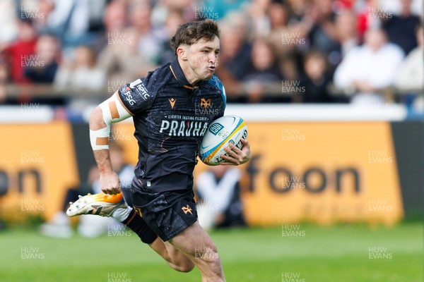 090526 - Ospreys v Scarlets - United Rugby Championship - Dan Edwards of Ospreys bursts clear win the way to scoring his first try of the match