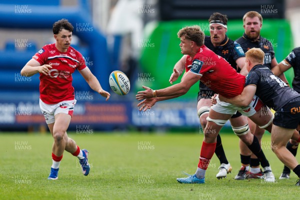 090526 - Ospreys v Scarlets - United Rugby Championship - Taine Plumtree of Scarlets passes the ball