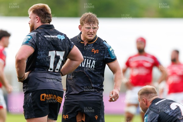 090526 - Ospreys v Scarlets - United Rugby Championship - Jac Morgan of Ospreys encourages his teammates