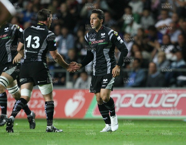 11.09.07 Ospreys v Scarlets... Ospreys Gavin Henson replaces Mark Taylor during the match. 