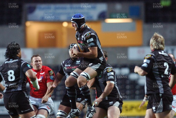 11.09.07 - Magners League Rugby Ospreys v Llanelli Scarlets Ospreys' Mike Collins takes a high ball 