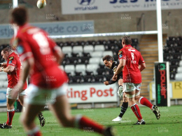 11.09.07 - Magners League Rugby Ospreys v Llanelli Scarlets Ospreys' Gavin Henson opts to kick with his first touch of the game 