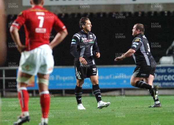 11.09.07 - Magners League Rugby Ospreys v Llanelli Scarlets Ospreys' Gavin Henson takes to the field 