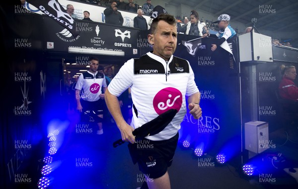 180519 - Ospreys v Scarlets - European Champions Cup Play off - Assistant Referee Nigel Owens runs out onto the pitch