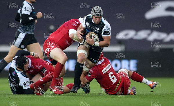 180519 - Ospreys v Scarlets - European Champions Cup Play off - Dan Lydiate of Ospreys is tackled by Steve Cummins and Josh Macleod of Scarlets