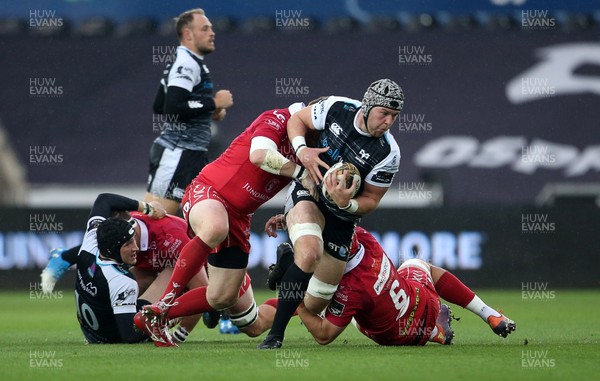 180519 - Ospreys v Scarlets - European Champions Cup Play off - Dan Lydiate of Ospreys is tackled by Steve Cummins and Josh Macleod of Scarlets