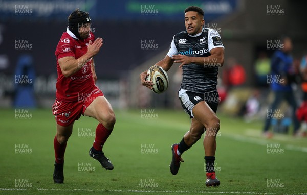 180519 - Ospreys v Scarlets - European Champions Cup Play off - Keelan Giles of Ospreys is chased by Leigh Halfpenny of Scarlets