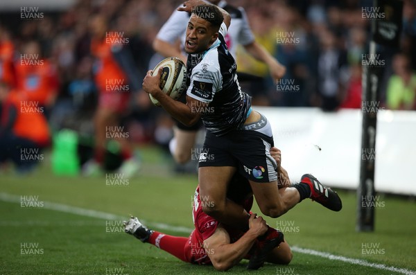 180519 - Ospreys v Scarlets - European Champions Cup Play off - Keelan Giles of Ospreys is tackled by Leigh Halfpenny of Scarlets