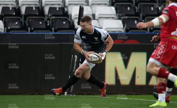 180519 - Ospreys v Scarlets - European Champions Cup Play off - George North of Ospreys runs in to score a try