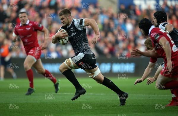 180519 - Ospreys v Scarlets - European Champions Cup Play off - Olly Cracknell of Ospreys charges towards the line to score a try