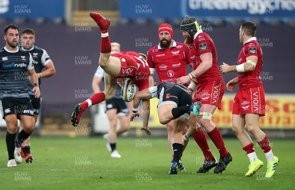 180519 - Ospreys v Scarlets - European Champions Cup Play off - Johnny McNicholl of Scarlets collides with Hanno Dirksen of Ospreys in the air