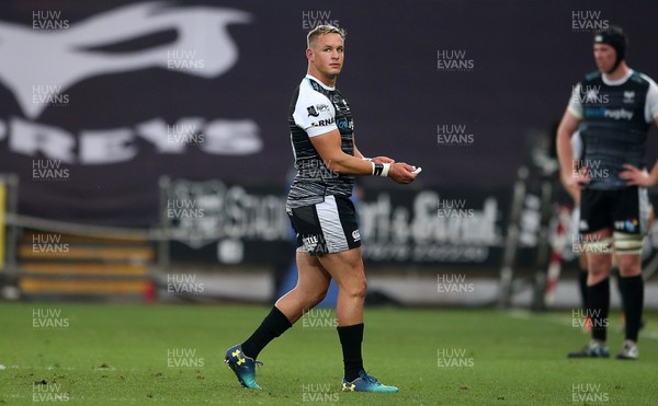 180519 - Ospreys v Scarlets - European Champions Cup Play off - Hanno Dirksen of Ospreys receives a yellow card from referee Ben Whitehouse