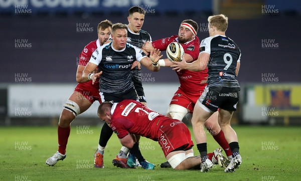 180519 - Ospreys v Scarlets - European Champions Cup Play off - Hanno Dirksen gets the ball away to Aled Davies of Ospreys