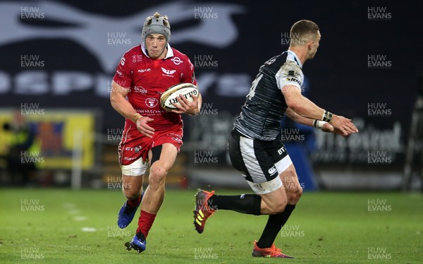 180519 - Ospreys v Scarlets - European Champions Cup Play off - Jonathan Davies of Scarlets side steps George North of Ospreys