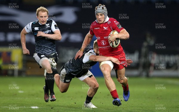 180519 - Ospreys v Scarlets - European Champions Cup Play off - Jonathan Davies of Scarlets is tackled by Aled Davies of Ospreys