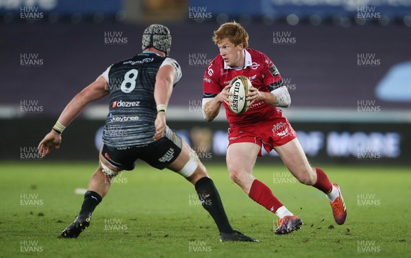 180519 - Ospreys v Scarlets - European Champions Cup Play off - Rhys Patchell of Scarlets is challenged by Dan Lydiate of Ospreys