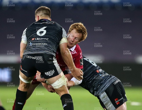180519 - Ospreys v Scarlets - European Champions Cup Play off - Rhys Patchell of Scarlets is tackled by Olly Cracknell and Olly Cracknell of Ospreys