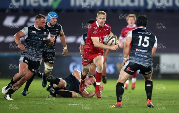 180519 - Ospreys v Scarlets - European Champions Cup Play off - Johnny McNicholl of Scarlets makes a break