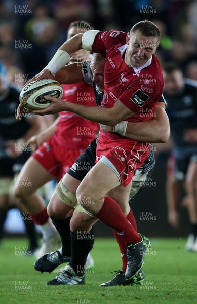 180519 - Ospreys v Scarlets - European Champions Cup Play off - Hadleigh Parkes of Scarlets is tackled by Alun Wyn Jones of Ospreys