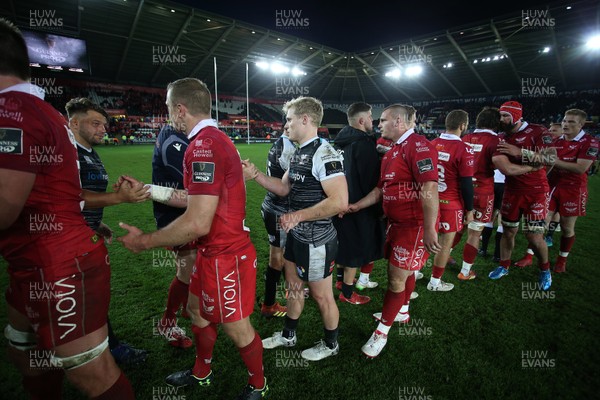180519 - Ospreys v Scarlets - European Champions Cup Play off - Players shake hands at full time