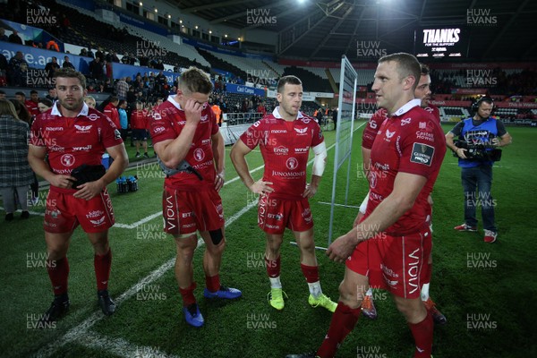 180519 - Ospreys v Scarlets - European Champions Cup Play off - Dejected Scarlets players at full time
