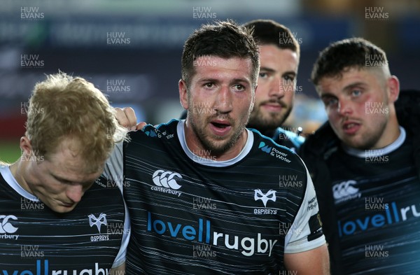 180519 - Ospreys v Scarlets - European Champions Cup Play off - Justin Tipuric of Ospreys in the team huddle