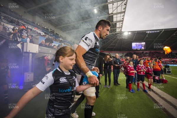 180519 - Ospreys v Scarlets - European Champions Cup Play off - Justin Tipuric of Ospreys runs out the mascots