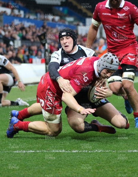 180519 - Ospreys v Scarlets, Guinness PRO14 European Play Off - Jonathan Davies of Scarlets powers over to score try as Sam Davies of Ospreys tackles